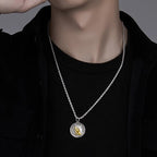 Collar con Dije Cúbico de Manos Orando