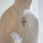 Collar de Cruz de Esmalte con Árbol junto al Arroyo Estilo Fresco