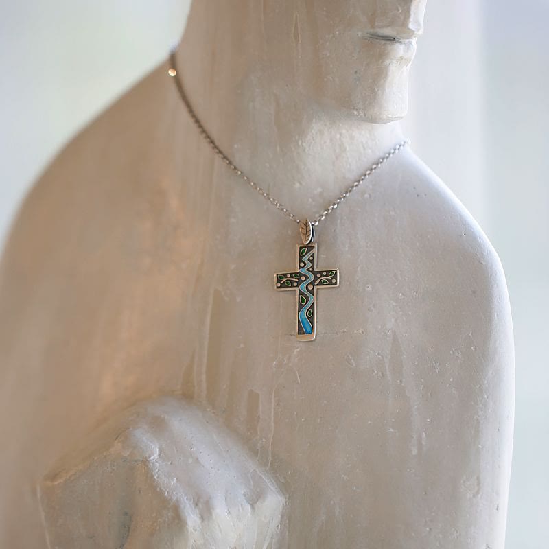 Collar de Cruz de Esmalte con Árbol junto al Arroyo Estilo Fresco