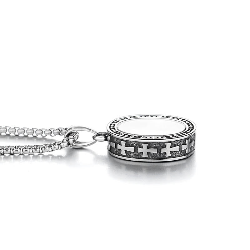 Collar de Titanio con Dije de Medalla Dorada de Cristo