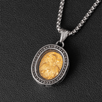 Collar de Titanio con Dije de Medalla Dorada de Cristo