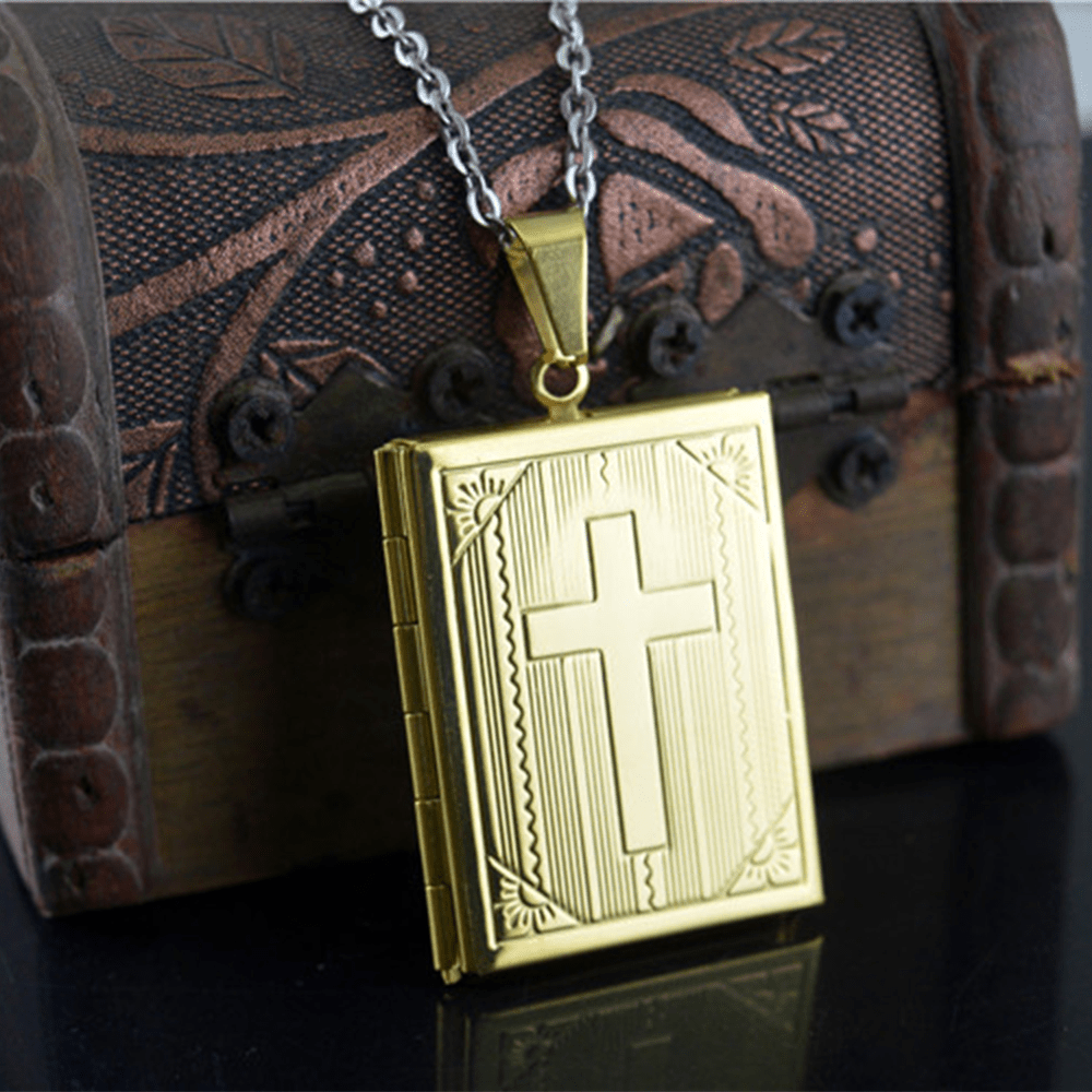 Collar con Dije en Forma de Biblia que se Abre Estilo Práctico