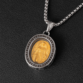 Collar de Titanio con Dije de Medalla Dorada de Cristo