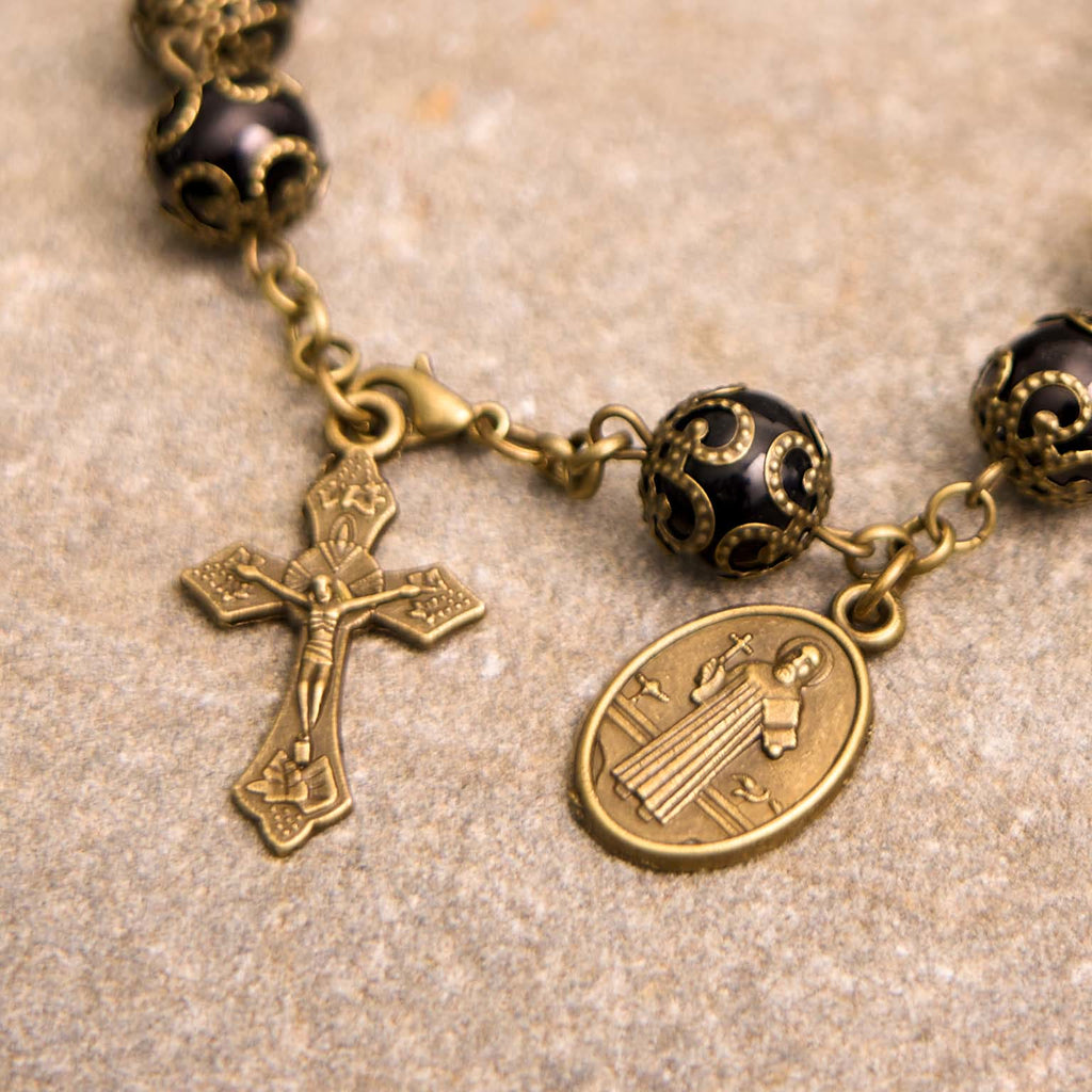 Pulsera Rosario Retro Negra con Medalla de San Benito y Crucifijo
