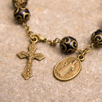 Pulsera Rosario Retro Negra con Medalla de San Benito y Crucifijo