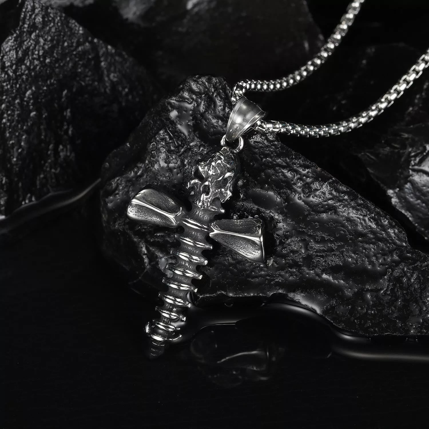 Collar con Dije de Calavera y Huesos Cruzados Estilo Punk