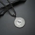 Collar con Placa Redonda de Manos Orando