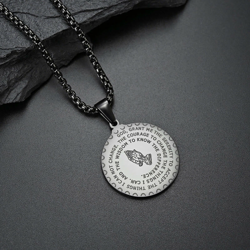 Collar con Placa Redonda de Manos Orando