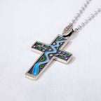 Collar de Cruz de Esmalte con Árbol junto al Arroyo Estilo Fresco