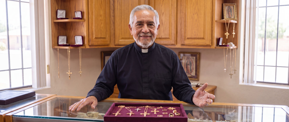 El padre de Gracia Divina tras el mostrador con una bandeja de cruces de oro