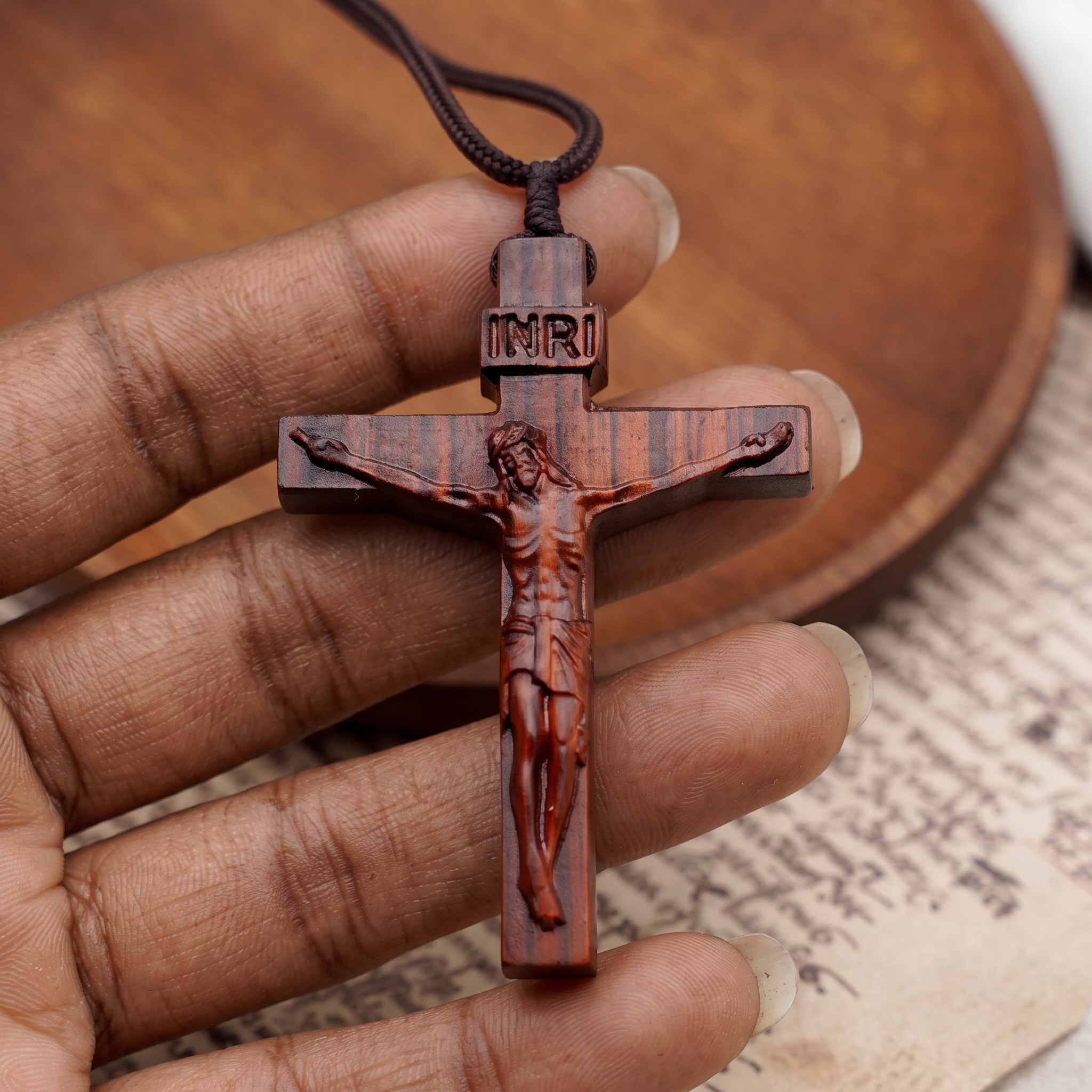Collar de Madera con Crucifijo de Jesús