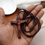 Collar de Madera con Crucifijo de Jesús