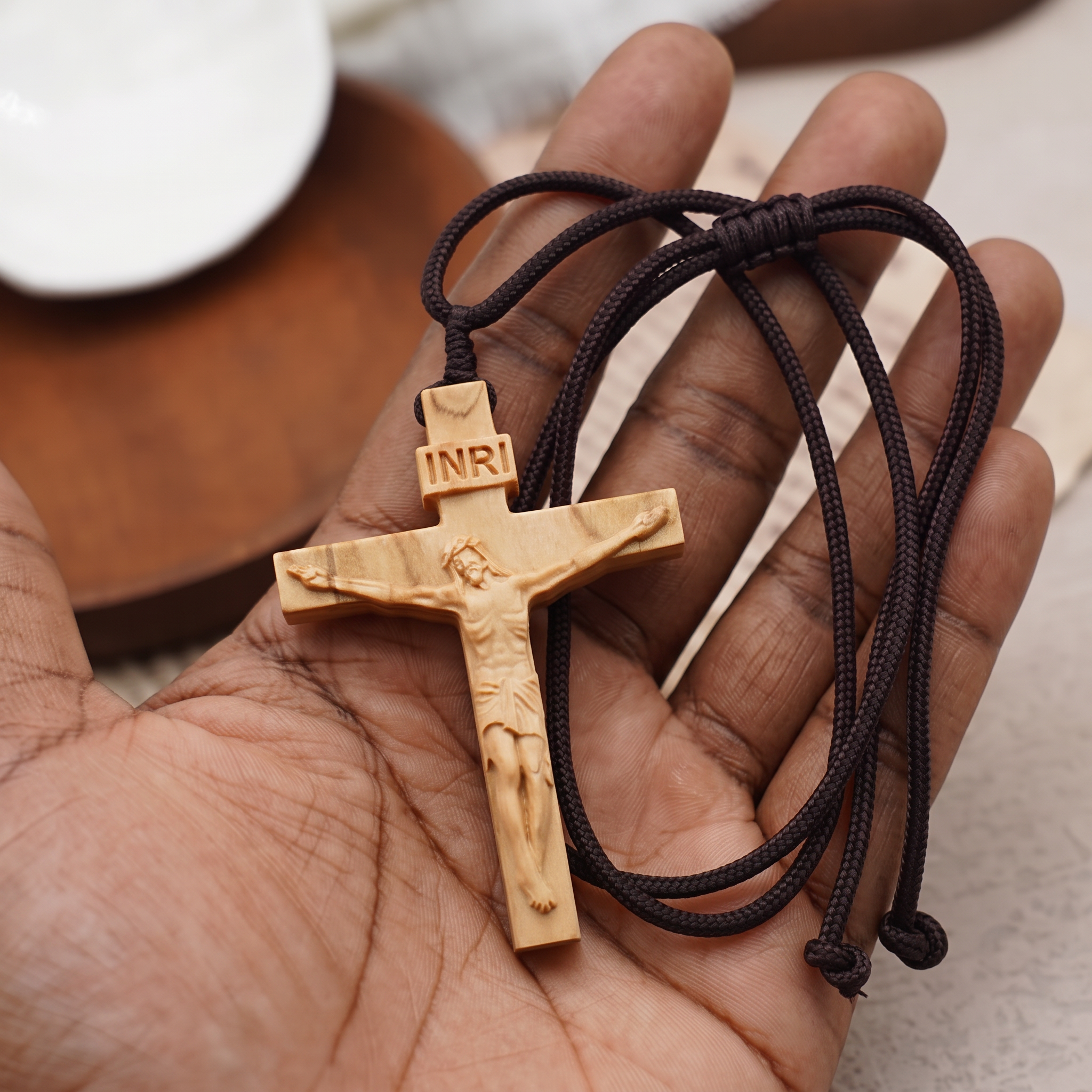 Collar de Madera con Crucifijo de Jesús