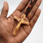 Collar de Madera con Crucifijo de Jesús