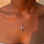 Collar y Aretes de Cruz Coronada en Fe, Estilo Moderno
