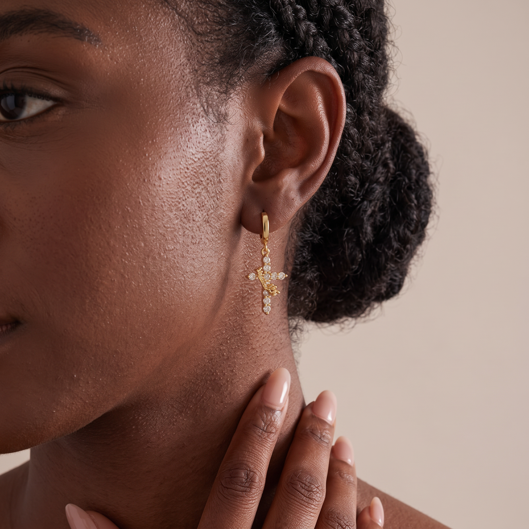 Collar y Aretes de Cruz Coronada en Fe, Estilo Moderno