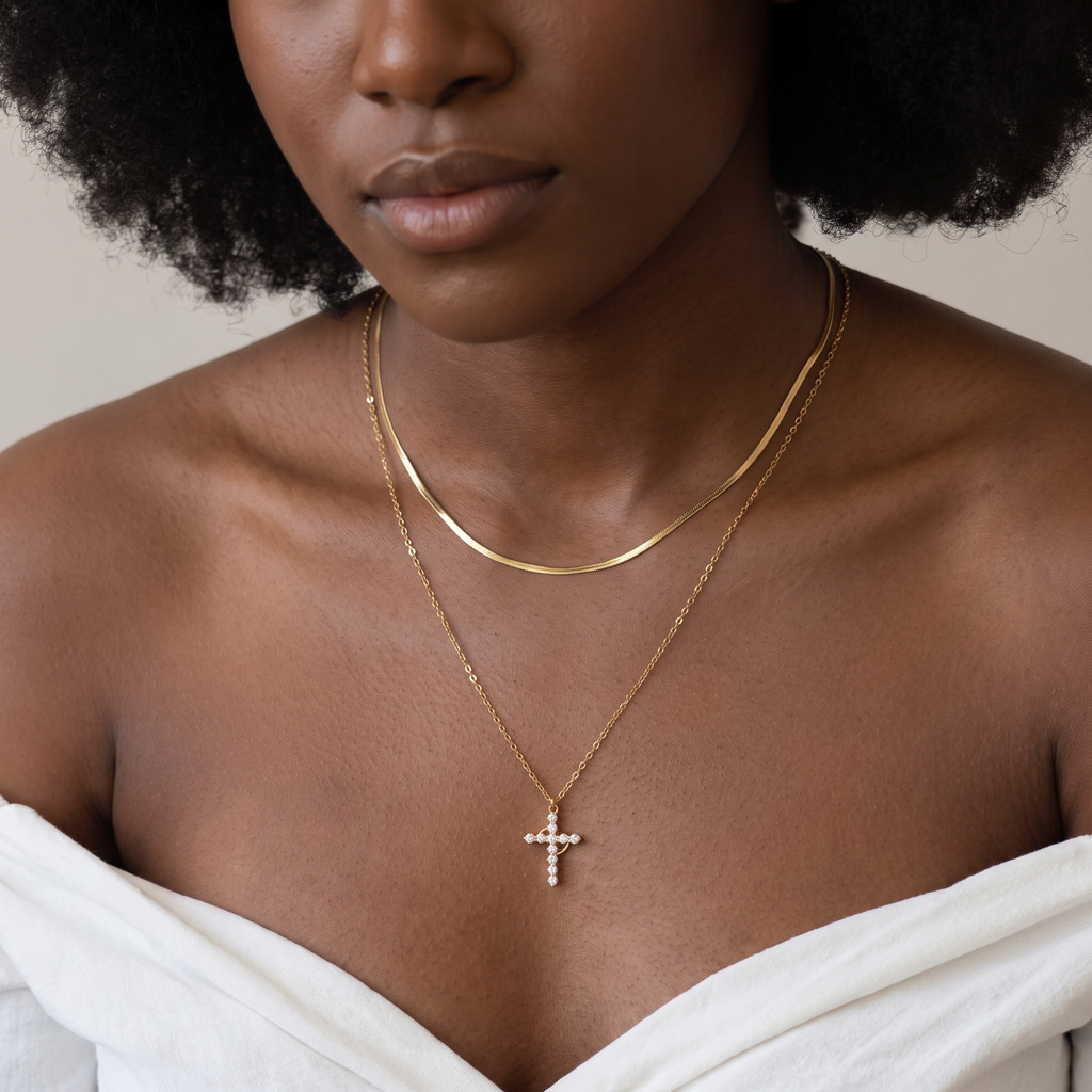 Collar y Aretes de Cruz Coronada en Fe, Estilo Moderno