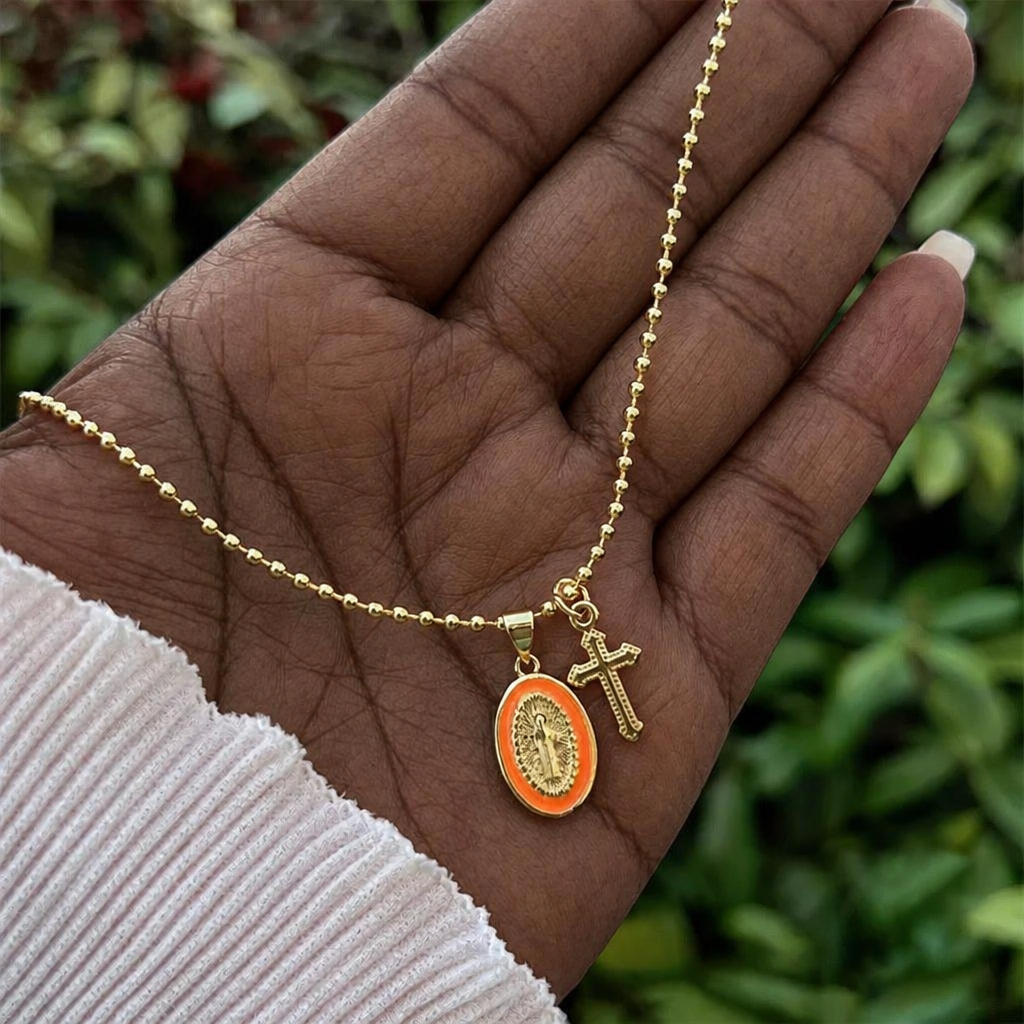 Collar de Doble Fe con la Virgen y Cruz: Compañero Firme para la Fe Diaria