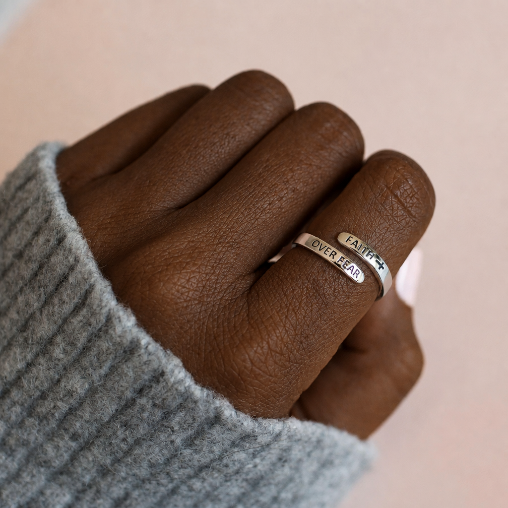 Fe Sobre el Miedo: Anillo Bíblico Minimalista de Cristo