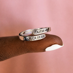 Fe Sobre el Miedo: Anillo Bíblico Minimalista de Cristo