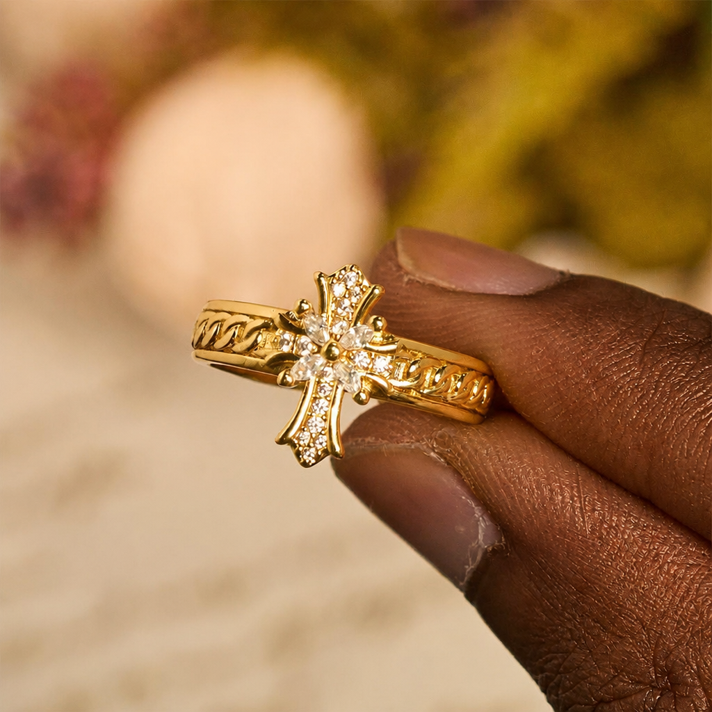 Set de Anillos Flor de Lis de Esmalte con Cruz de Circonia: Emblema de Pureza y Redención Divinas
