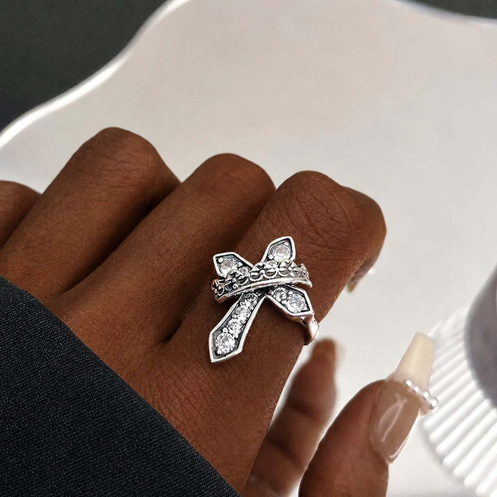Anillo Moderno con Cruz y Corona Regia en 2 Colores: Fusión de Fe y Realeza