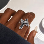 Anillo Moderno con Cruz y Corona Regia en 2 Colores: Fusión de Fe y Realeza