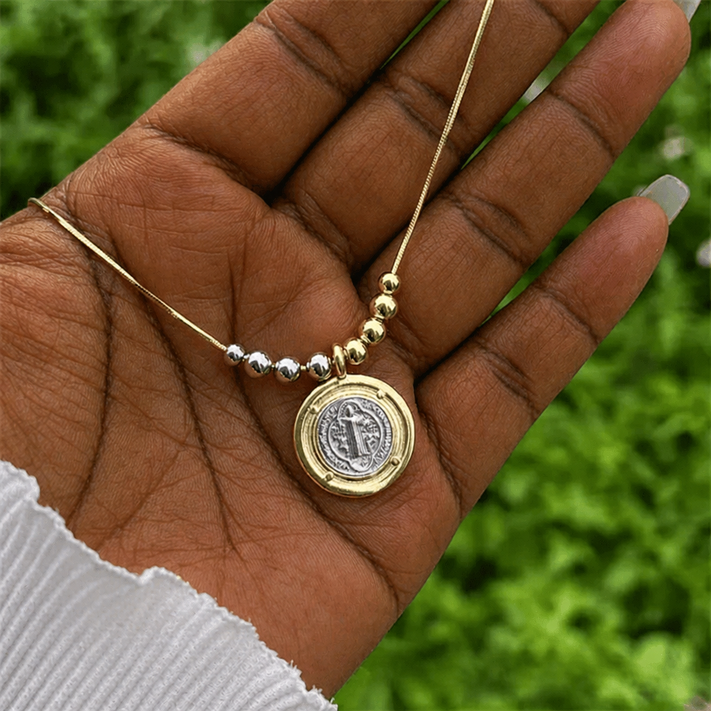 Collar con Dije del Sagrado Corazón / San Judas / San Benito: Recordatorio de Su Cuidado