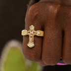 Anillo con Motivo Central de Cruz y Circonitas: Lleva Su Cuidado Cada Día