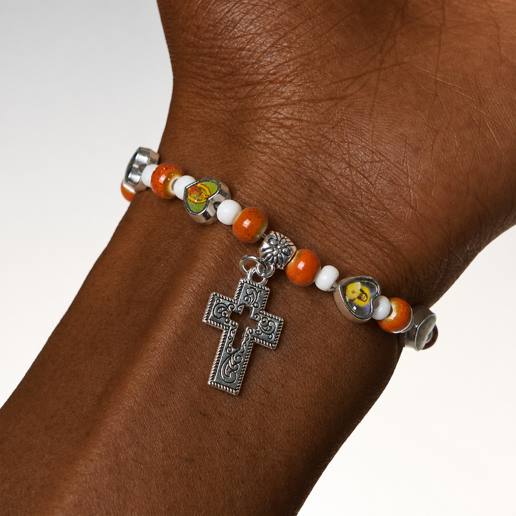 Pulseras de Cuentas de Cristal y Cerámica de Colores con Cruz y Dijes de Santos