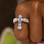 Anillo con Motivo Central de Cruz y Circonitas: Lleva Su Cuidado Cada Día