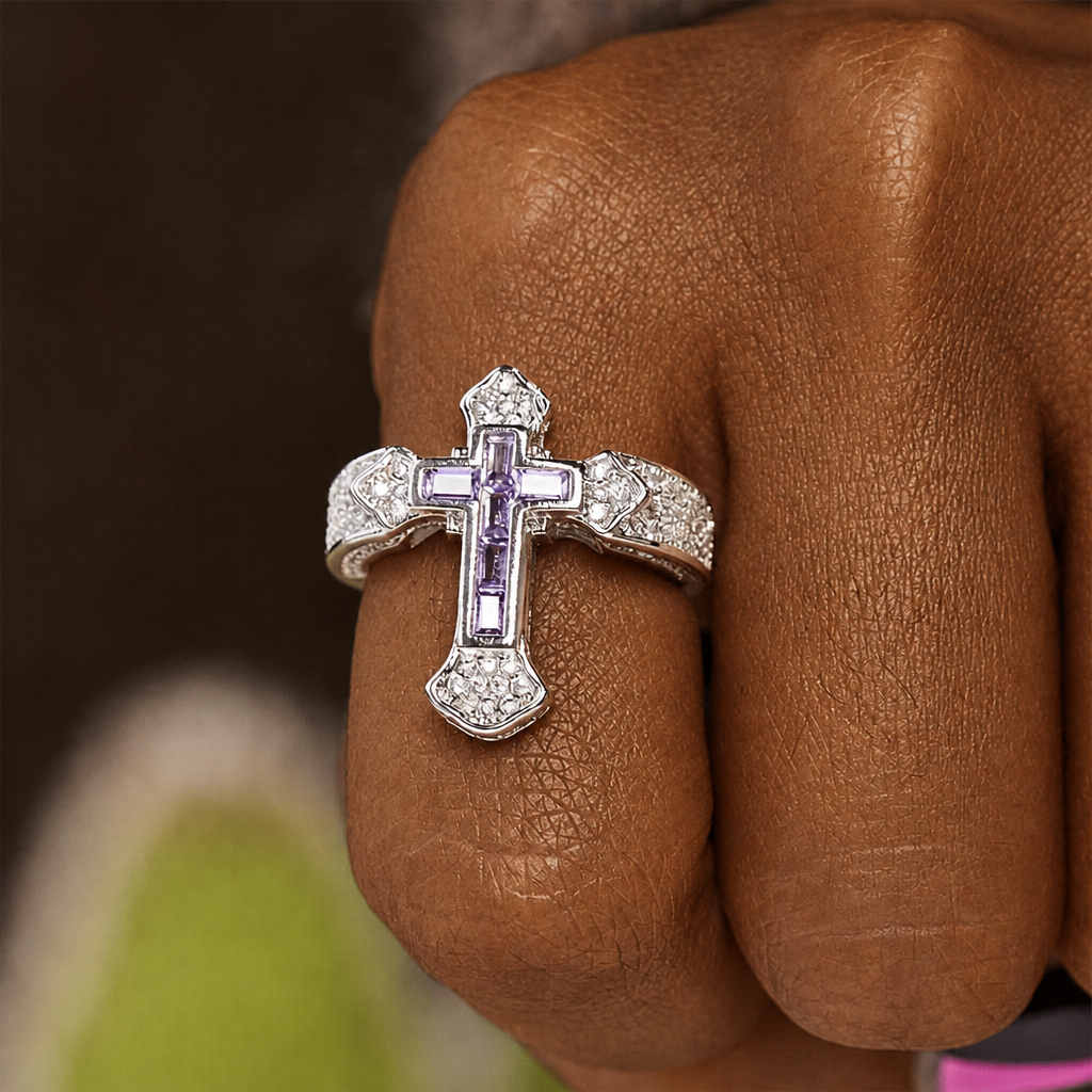 Anillo con Motivo Central de Cruz y Circonitas: Lleva Su Cuidado Cada Día