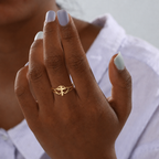 Anillo Calado de Cruz y Corazón: Símbolo del Amor de Cristo y la Devoción Fiel