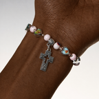 Pulseras de Cuentas de Cristal y Cerámica de Colores con Cruz y Dijes de Santos