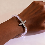 Pulsera de Cruz Blanca y Azul Pavo Real: Fe Envuelta en Brillo