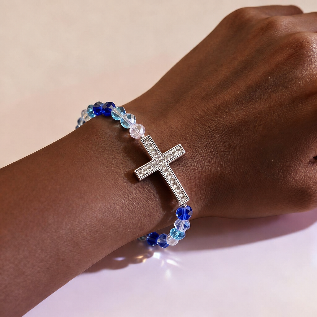 Pulsera de Cruz Blanca y Azul Pavo Real: Fe Envuelta en Brillo