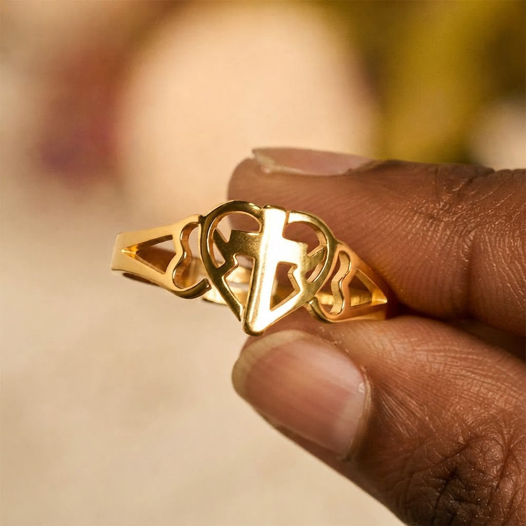 Anillo Ajustable Eterno de Corazón y Cruz: Regalo de Gracia e Intercesión Divina