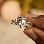 Anillo Ajustable Eterno de Corazón y Cruz: Regalo de Gracia e Intercesión Divina