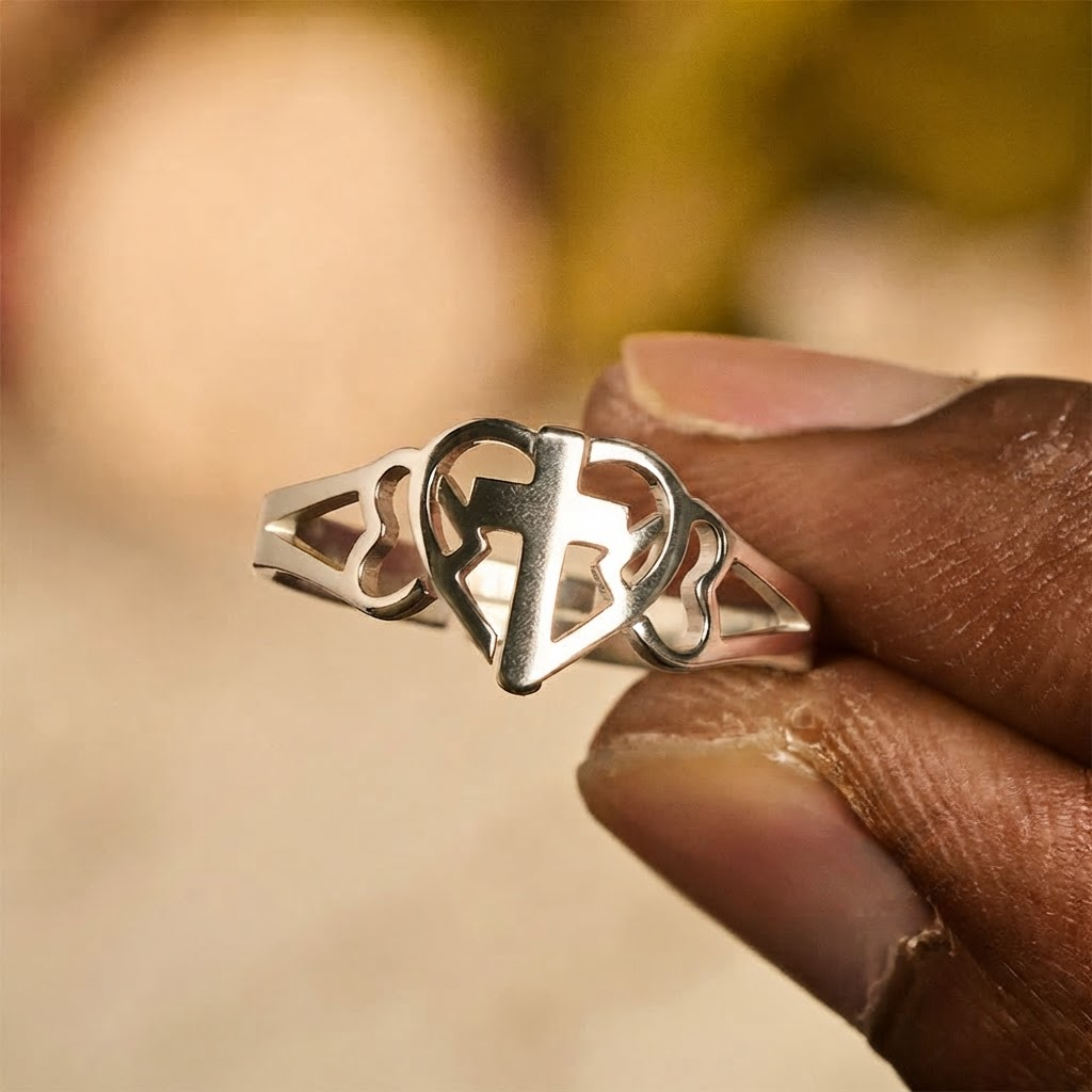 Anillo Ajustable Eterno de Corazón y Cruz: Regalo de Gracia e Intercesión Divina